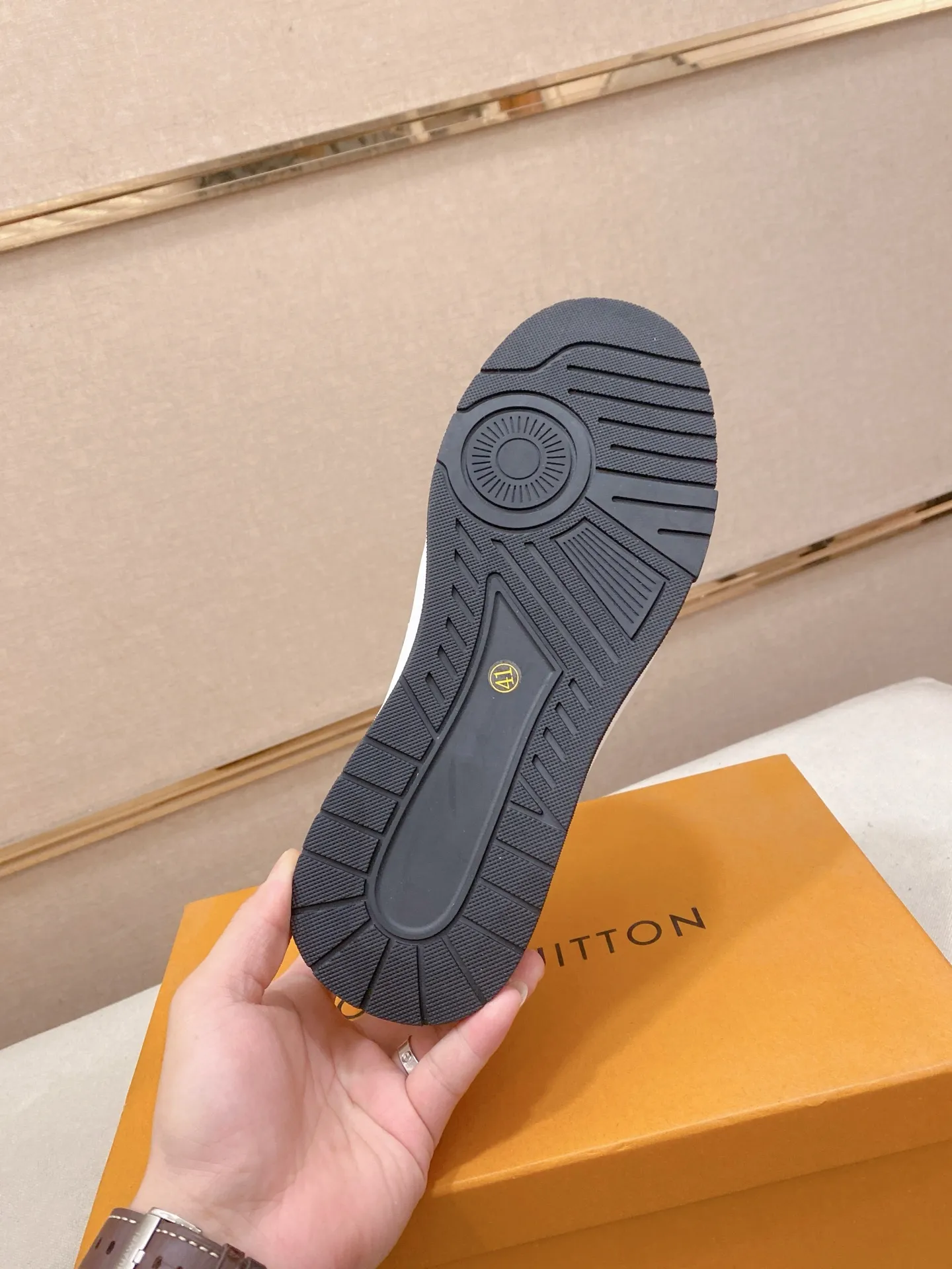 Factory price: 420 men's shoes💰🇮🇹🇮🇹LV Louis Vuitton. The latest fashionable casual shoes are popular in physical stores. New spring and summer comfortable imported custom original cowhide, unique jacquard fabric element design. With sheepskin lining, Lv original bottom, [sun][sun] high-end packaging and high quality💪Details determine the quality, you can enter and exit the counter at will, welcome to compare🇮🇹Size 38-44